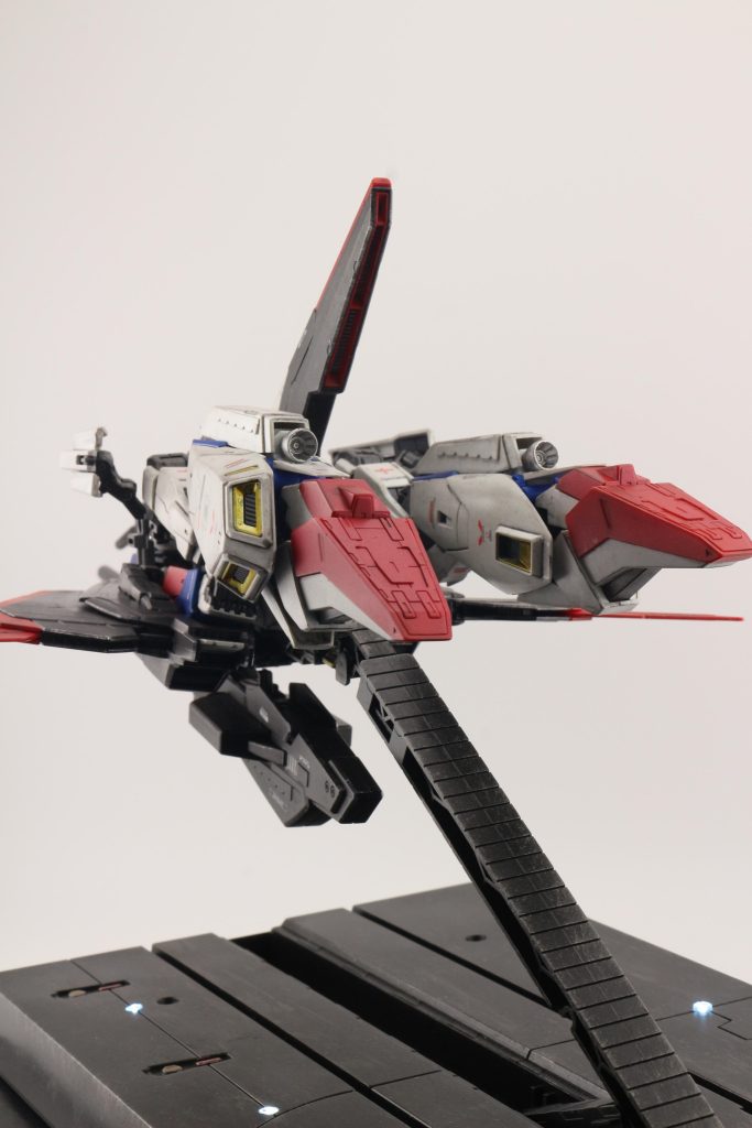 年末、クリス用のLedをダイソーでゲットしましたので、誘導灯用に埋め込んで見ました。単3二本で光ります。