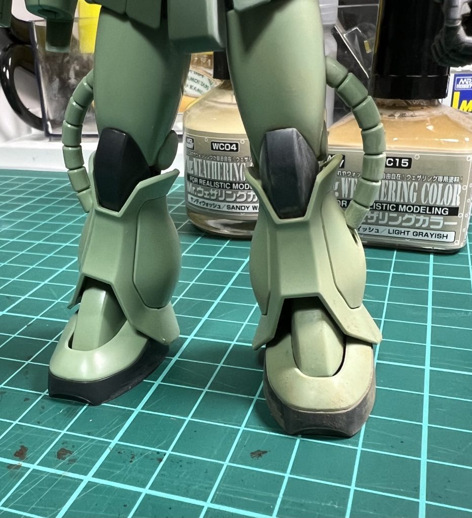 ウェザリングも初だったので、劇中で戦ったザクⅡ君に練習付き合ってもらいました