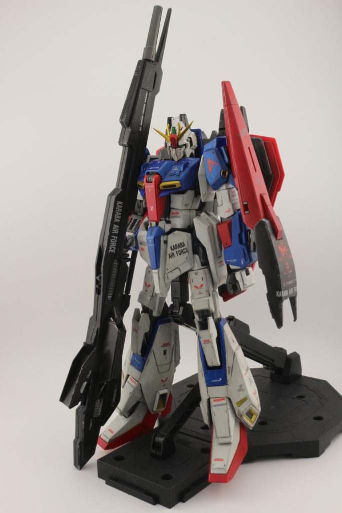 ひと昔前のキットになります。今のキットには見なくなったABS素材が関節部に使われており、変形キットなので負荷がかかるキットですね。