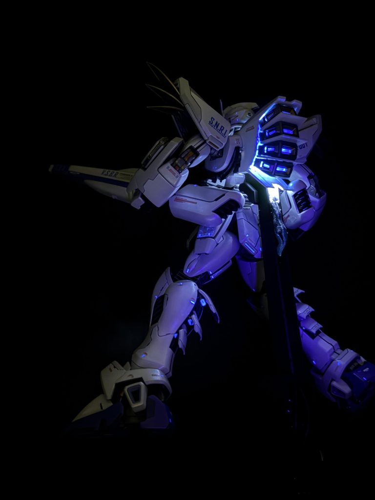 胸の中にLEDが入ってます、それ以外は蛍光塗料です✨