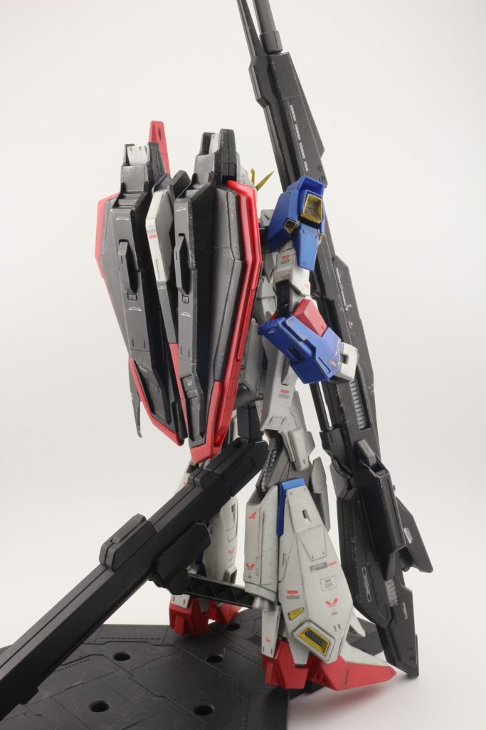 ただ、キットによるのか関節の保持力がないのでアクションベースと、腰のジョイント部分がゆるゆるだったので、ランナーを閉じている袋を小さく切って挟むことで保持力を上げてみました