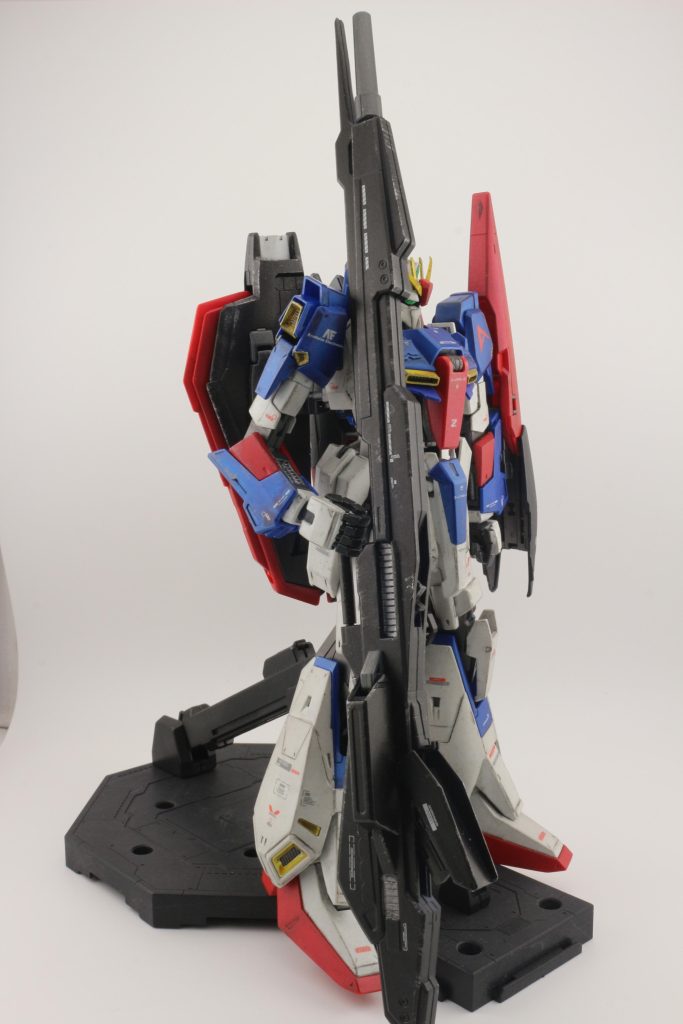 作成当初は、νガンダムの水転写デカールがあったので、カミーユ機ではなくアムロ機カラーにする予定で作成していました。