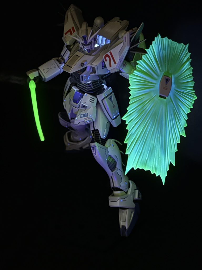 ビームサーベル&ビームシールドシールドは三色グラデーションを入れてありますあまり期待して作って無かったのですが、暗い所で光らせたら意外と上手くいってました😁