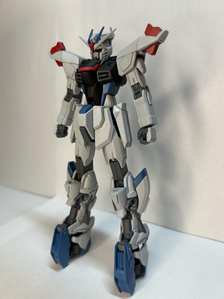 ここまでご覧頂きありがとうございました！実は、写真だと分かりにくいですが、本体のホワイト部分の色は結構グレーよりにしてます(撮影技術がなく、伝わりづらくて申し訳ないです...。)イメージ的にはプロヴィデンス的な悪役っぽさと設定画のフリーダム、そしてライトブルーを足して三で割った感じの色です。そんな小話をしつつ、今回は締めたいと思います。次回作もお楽しみに〜！！！ 