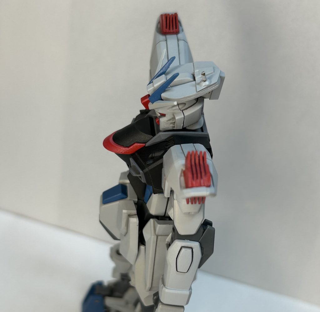 サイドをアップで。肩部の赤いパーツはプラ板から作ってます。