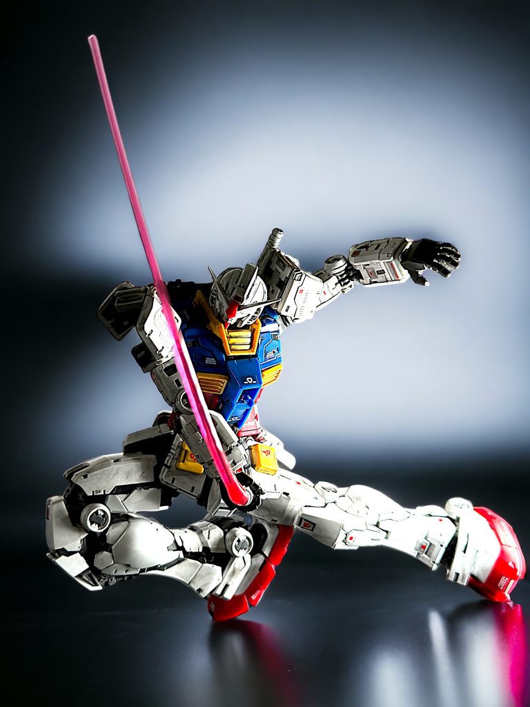 ビームサーベル装着。 ビームサーベルは他キットで、自分で少し曲げたこともあるので、最初から曲がっているパーツが付属するのはいいですね。 戦場で敵を切り抜ける、疾走感を表現してみました^_^