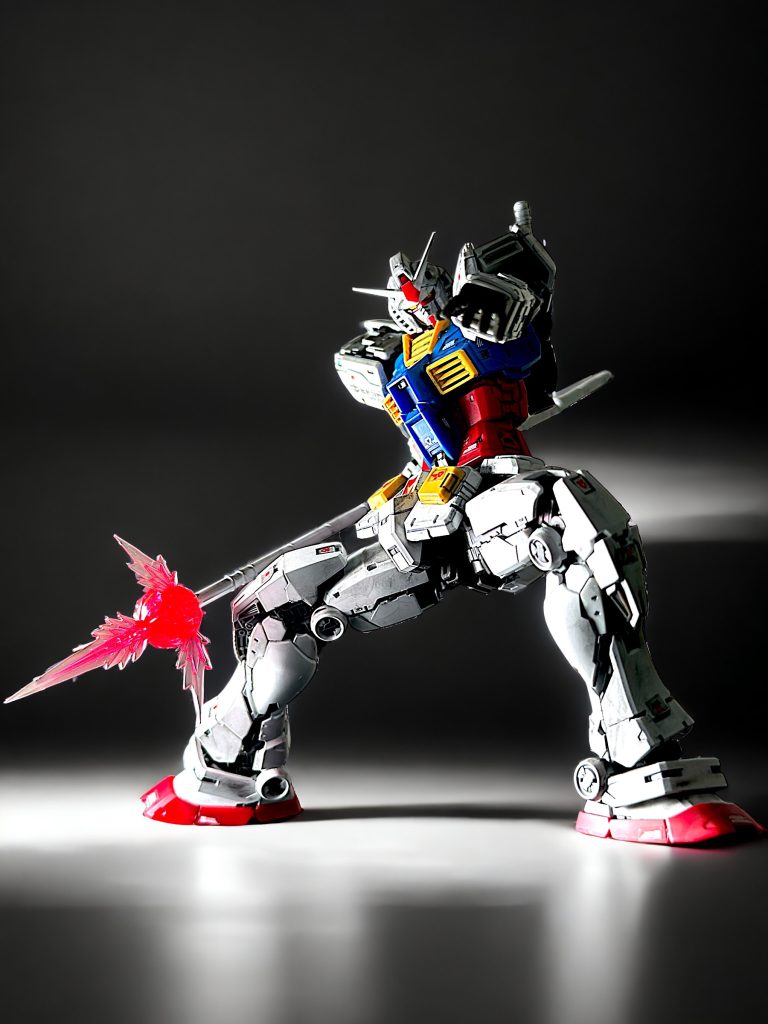 ビーム・ジャベリン装備。 ジャベリンの端部は、ビームサーベルの持ち手を接続できるRGオリジナル仕様です。 少し下から見上げるアングルで撮影し、脚パーツの細かさを見せる構図にしています。