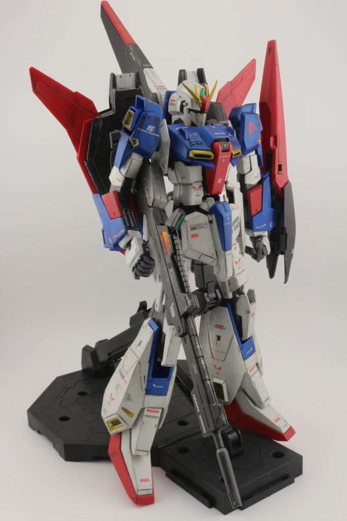 ただ、アムロ専用ゼータガンダムのカラーリングは難易度が高く感じられたので、福岡ガンダムベースのνガンダムのカラーをイメージして作っていたつもりなんですが・・・