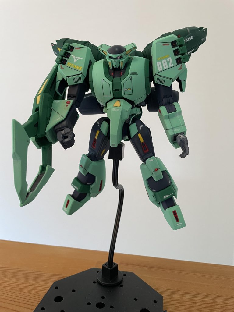 正面　膝にレッドチップ