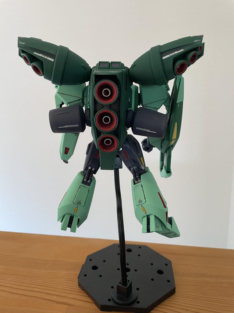 後ろ　バーニアにシルバーでアクセント