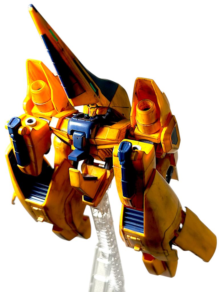 MA形態へ変形。 メタスといえば、私はこちらのMA形態のイメージが強いです。変形自体は割とスムーズに出来ます。 下から見ると、機体の肉厚感が非常に良かったので、下から見上げるアングルにて撮影してみました^_^