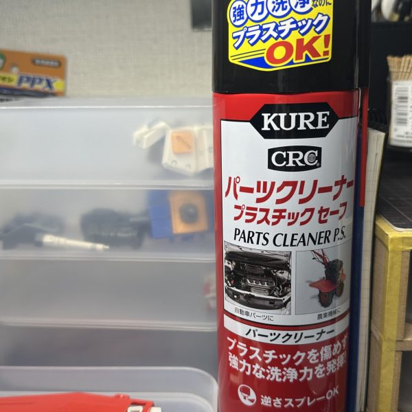 MGガンダムVer.Kaジャンク復活の続き。今日はあまり時間取れなかったのでとりあえずデカール剥がしだけやっておいた。ドライデカールなので爪で擦ってもある程度は剥がれたが大変だし傷もつきそうなので試しにプラ素材OKのパーツクリーナーを吹き付けたウエスで擦りとってみたところ比較的綺麗に落ちた。一応余剰パーツで先に試してみたけどPS、ABSともに表面も荒れることもなかったのでおそらく問題ないかと。ただ万が一真似する人がいれば自己責任でお願いしますね。おそらくシンナーや中性洗剤なんかでも落ちるとは思うがたまたま手元にあったパークリが目についたのでやってみたが表面のこびりついた埃汚れやおそらくヤニ汚れも落ちてわずかだが色が白っぽくなったのだがわかるだろうか？？写真3枚目の右が清掃前、左が清掃後。ちなみに余分なスミ入れ（多分油性マジック？）も落ちた。よく見ると日焼け痕だと思うが文字のあとはうっすら見えるが塗装すれば綺麗になると思う。次回はとりあえずパーツバラバラにする前に全体を同じようにパークリで拭き取りして汚れを落としてから解体していこうと思っています。 余談ですが今日話題の劇場版のGQuuuuuuX観てきました。ネタバレ禁止なのであまり多くは語りませんが初っ端からかなり度肝を抜かれました。カラーとサンライズはやりやがったってことだ、と思いました。エヴァも好きなので私は今回の機体デザインもそんなに気にはなりませんでしたね。音楽も良かったです。これはガンダム好きな人は絶対に見た方がいいと思います！それではまた。（6枚目）