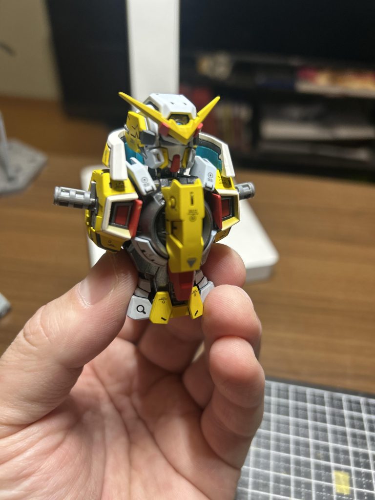 こだわりミキシングその①首周りの襟元ネタキャラの特徴と言えば、あの黄色いジャケット!前回作ったザク・ウォーリアー製作中に『このパーツはこんな風に流用出来るのでは?🙄』と思ったのがそもそもの始まりでした。内側のスジボリ・塗り分けは面倒くさかったですが、満足してます😄元々首周りにあったパーツは邪魔くさかったのでこれの為に取り除きました。