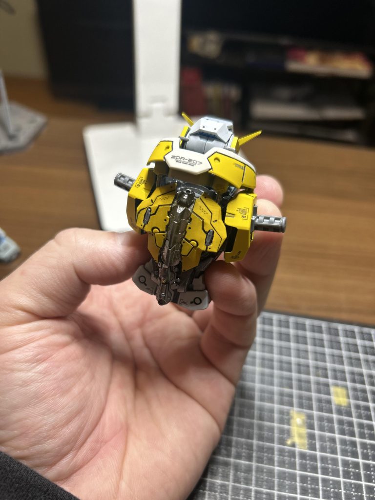 こだわりミキシングその②サンデヴィスタンエッジランナーズの作中で主人公は、強力なサイバーウェア『サンデヴィスタン』をインストール(移植)することで超人的な能力を発揮しますが、これは某ウルトラマンの背中パーツがまさにこれ!な形だったのでかっぱらってきました🫡00ガンダム本編は一切観てないので、太陽炉?とかいうのは邪魔くさく思い入れも無いのでこれも取り除きました🤗