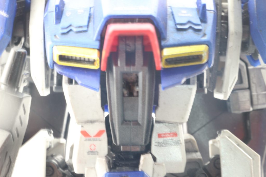 わかりにくにのですが、パイロットも塗装。アムロ機を作っていたのにパイロットスーツは白に塗ってしまい、装着後に気付いて、後悔