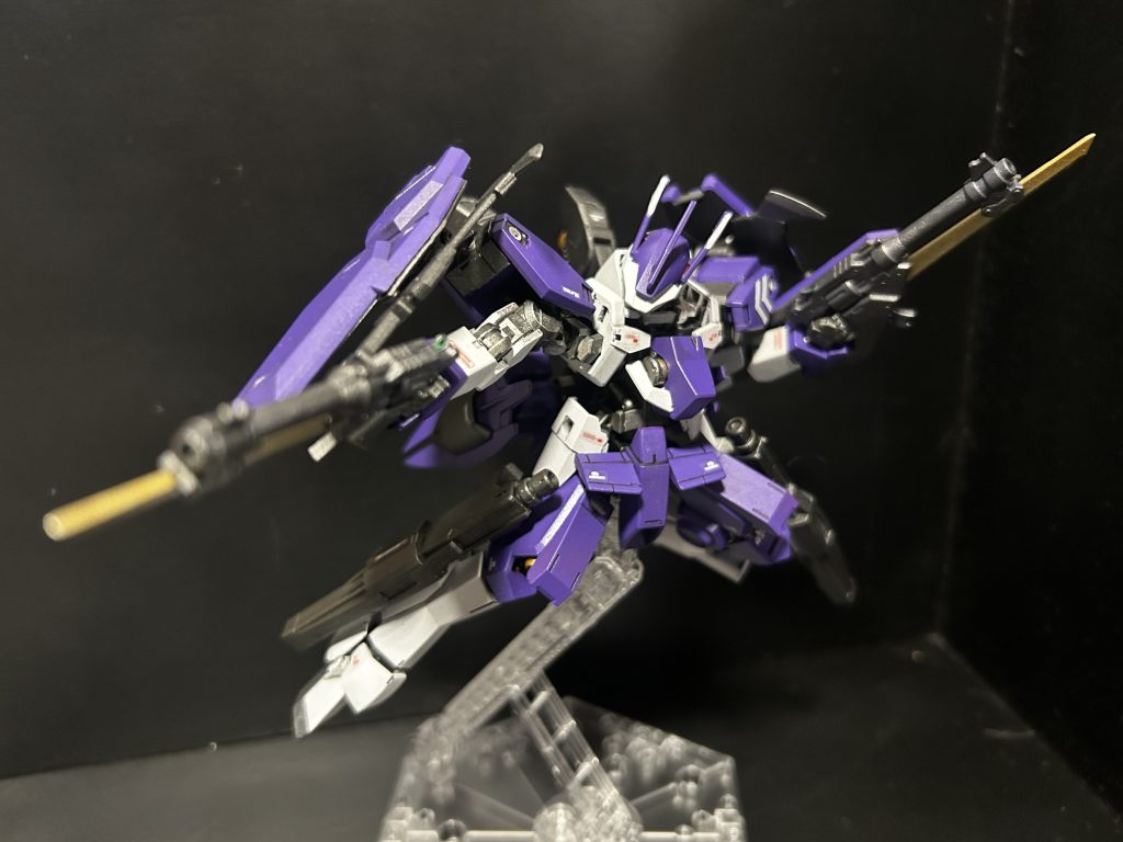 久しぶりのフレームから全塗装。紫に塗ったらガエリオやんと思ったけど、個人的にはガエリオっぽくなってなくてよかった。