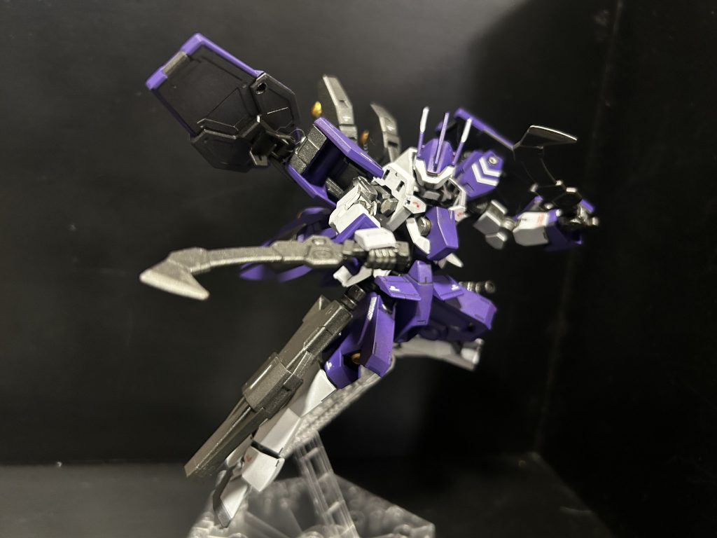 シールドに穴開けてマウントしてるアサルトナイフ。取り外しも可能で、近接戦闘用武器。なんか使いにくそうやな。