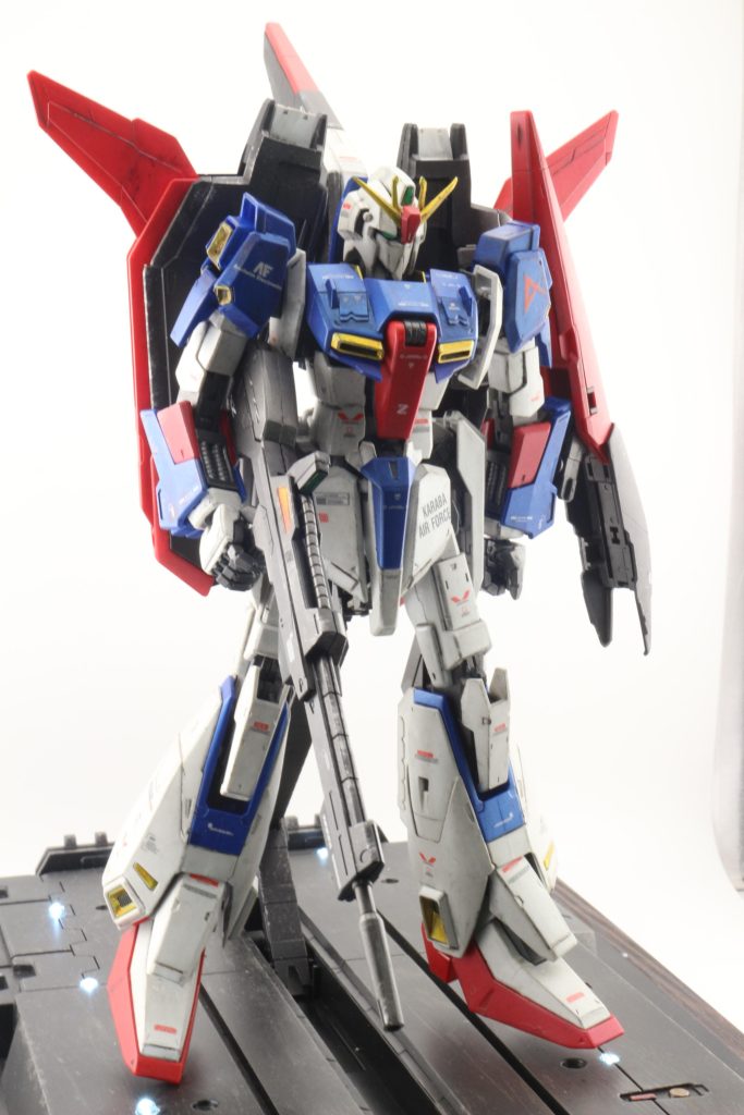 まぁでも勢いのまま、νガンダムの水転写デカールを使用してむりやりアムロ専用のゼータガンダム仕様に仕上げてみました。以外と違和感ないかも・・・と思っているところです。まか肩とシールドのマーキング以外は大きな違いもないのですが・・・一応、カラバエアフォース所属としました。