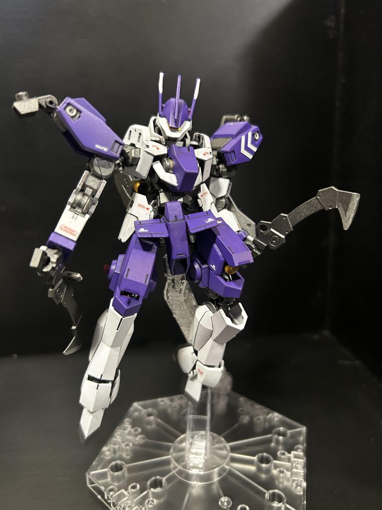 いろんなもん外したらこんな感じに。シールは息子の余りもんを適当に貼りまくっただけです。あ、あとアンテナは3本で感受性は最高です、 