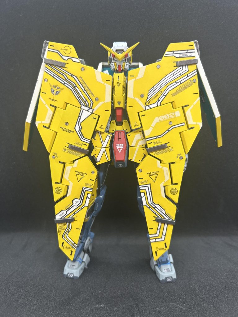 空白が怖くてデカールを貼りまくるのが悪い癖ですが、金田のバイク的なゴチャゴチャしたうるささで『これはこれでサイバーパンク感でかっこいいのでは?👀』と思うことにしました!😊