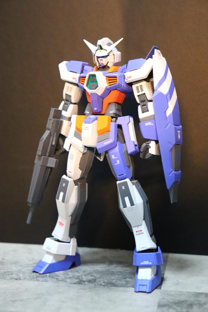 ディテールの追加もほどほどにして、デカールや塗装で情報量を増やしました。配色はアシンメトリー風です。かっこいい。AGE-1はオリジナルの色もいいんですけど、やっぱり青系が似合うと思ったのでこのようになりました。