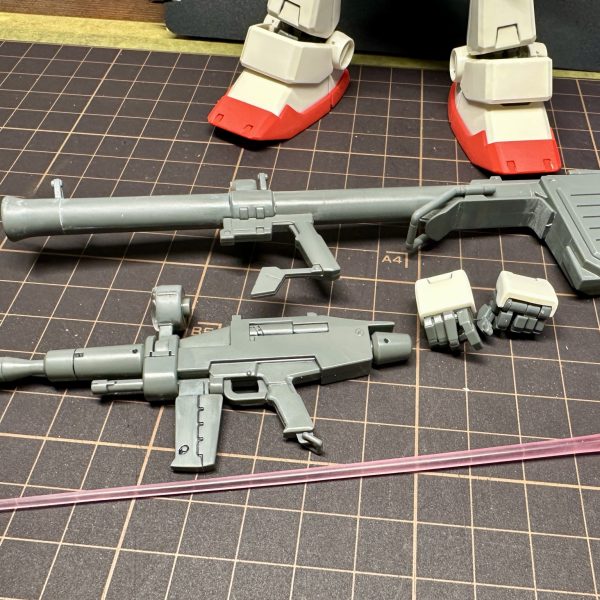 再びMGガンダムVer.Kaジャンク復活の続きです。とりあえずゲート跡や合わせ目の処理が終わったので仮組みしてみました。そして組んでる途中にやってしまいました…。胸部のパーツを組み付けしようとした際にヒビを入れてしまいました。とりあえず瞬着と裏からプラ板で補強して修理しました。それでも強度には不安が残るので今後も外す際は注意していこうと思います。白いパーツのヒケが見づらいので一旦この後にサフを吹いてヒケや傷などのチェックをしていこうかなと思っています。それではまた。（4枚目）