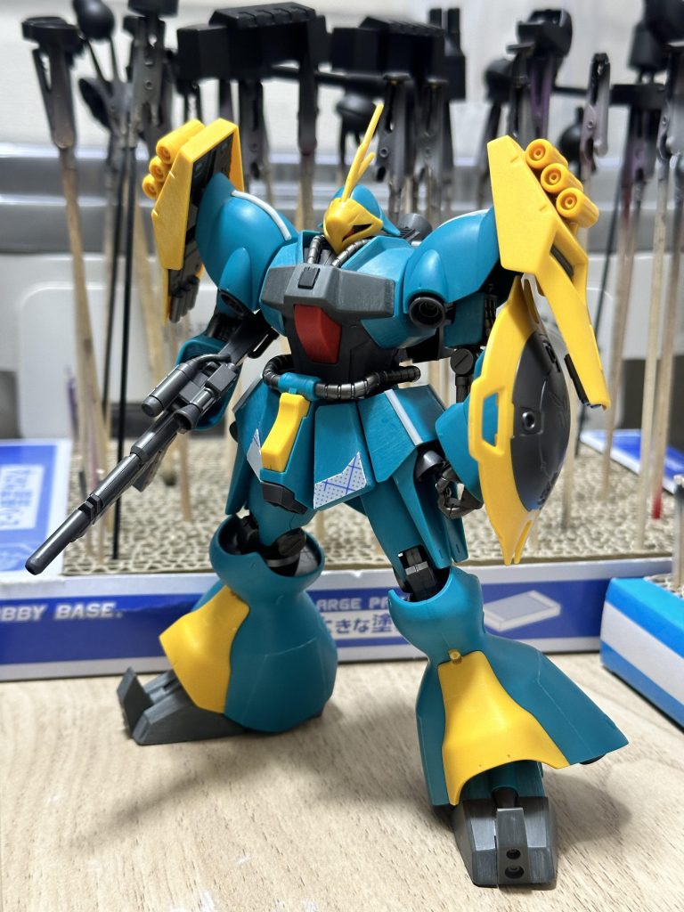 塗り分け箇所が以外と多く、中々マゾいマスキング地獄でしたファンネル先端ファンネルラック赤い部分バーニア中の赤い部分リアスカートの赤い部分シールドの各所塗り分け 