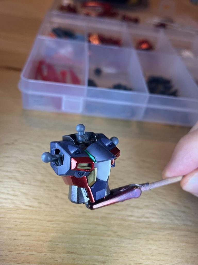 胸部パーツの差し色は水色ではなくインフィニットジャスティスを意識してメタリックグリーンにしてます。ゴールドをいれたらコードギアスの紅蓮っぽくもなりましたね😂