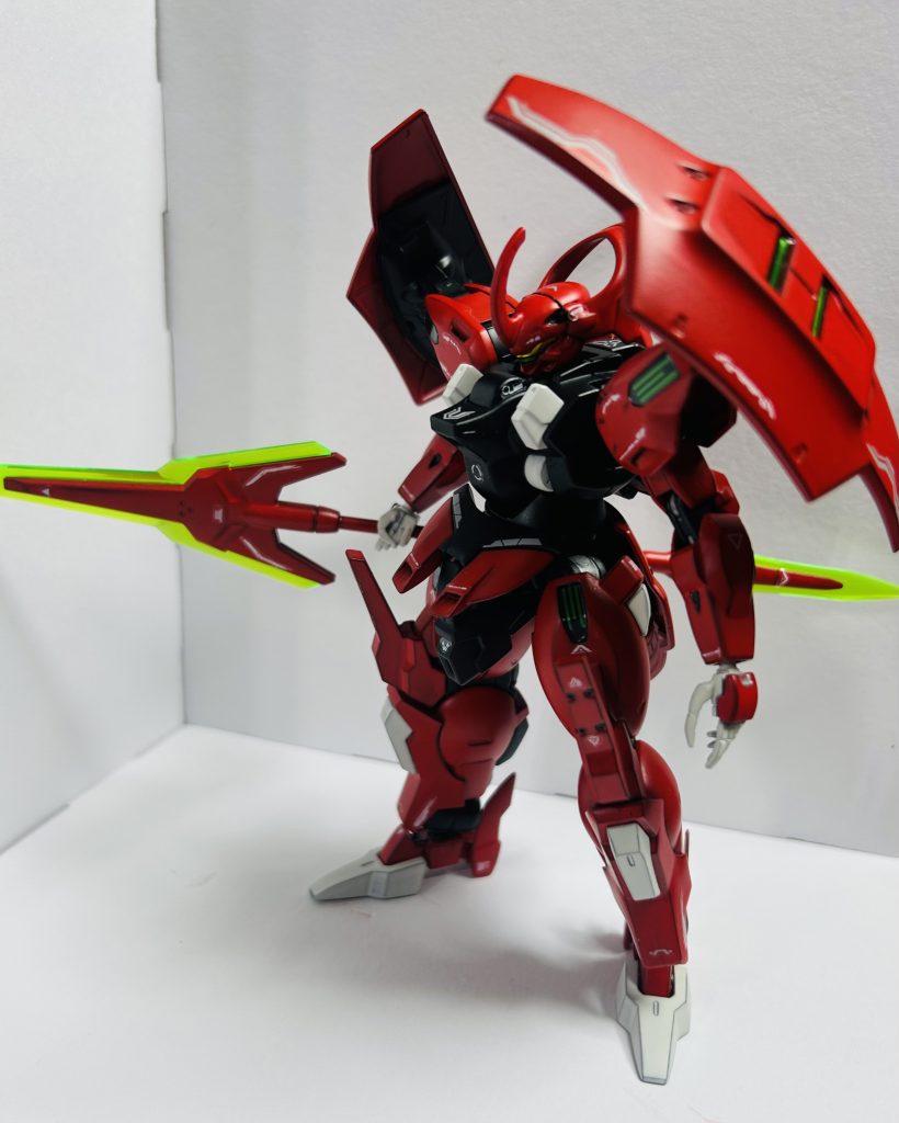 はい、謎ポエムはほっといて、2025年の初物です。僕的には珍しく最近のキットからダリルバルデです。チョイスの理由としてはアニメのダリルバルデの登場シーンの全てに脳を焼かれ続けていたのを慰める為にってのが十分の一。あと残りはグエルパイセンのプライズのフィギュアが安く手に入ったからなのです。グエルパイセンとのツーショットを撮りたかっただけとも言う。