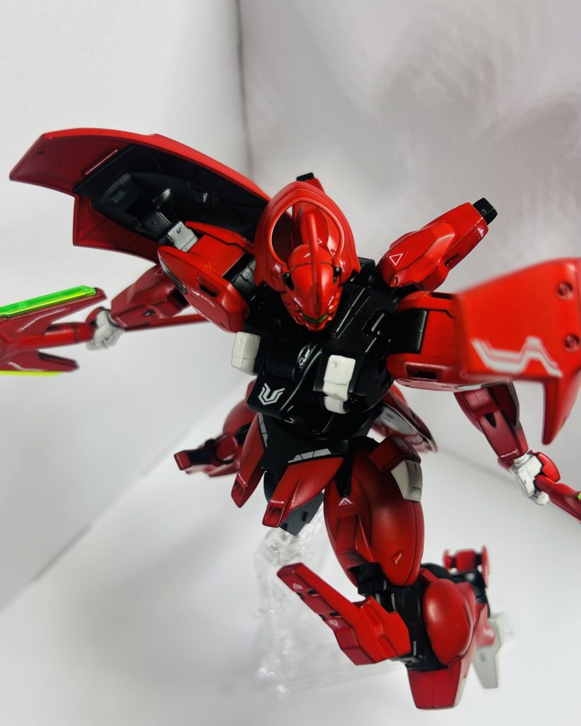 とりま制作点は基本的にかっちょいいキットなのでほぼストレートです。なので(?)制作途中の写真無しです。頭部、胴体は共にそのまんま。腕は肩のダクトに当たる部分をカッターでコリコリと削ってエッジを少し丸めてほんのり有機的な感じに。腕のイーシュヴァラA、B共に段落ちモールドされている場所をクリアレジンとパテで埋めました。