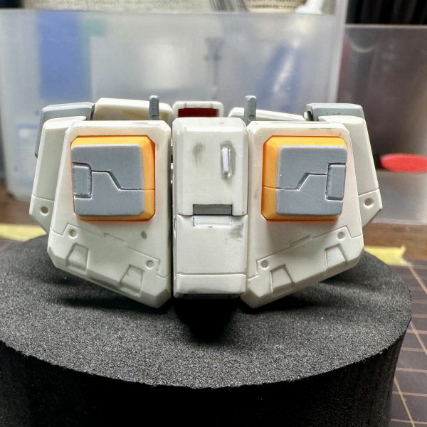 MGガンダムVer.Kaジャンク復活の続き。ようやく腰部の工作が完了したので報告です。全体にスジボリでのパネルライン追加とプラ棒でのモールド追加、凹モールドの掘り込み、メタルパーツ取り付け穴の加工などを行い表面処理までやりました。前回穴埋めに失敗したヘリウムコアはプラ板貼り付けて何とかカバーできました。スジボリには一部C面を設けたり太さを変えたりと情報量を増やしています。ヘリウムコアの四角く掘った部分は全体にC面を入れて別パーツっぽくなるようにしてみました。あとはフロントスカートとリアスカートに元からある台形の凹モールドには別面にも凹モールドを追加してみました。塗り分けすることでいい感じになるんじゃないかなと。凸モールドは0.6mmのタガネで掘り込んだモールドに0.5mm×0.75mmのプラ棒を接着、塗装後に赤で筆塗りしてレッドポイントにしようと思っています。そんなこんなでチマチマと作業を続けて数日かけてようやく腰部が完成しました。慣れない工作だったので近くで見るとかなりヨレヨレのパネルラインですがちゃんと左右対象になるように位置出しをしっかりして掘り込んんで行ったので全体で見るとそこまで悪くないかなと思ってます。この調子で他のパーツもぼちぼち進めていこうと思います。それではまた。（4枚目）