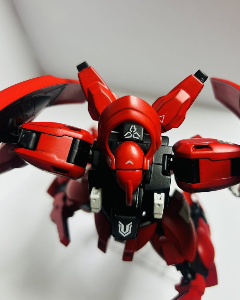 バックパックはスラスターを開口し、コトブキヤ(多分)のバーニアパーツをつけました。あとはイーシュヴァラBの取り付けラックの角度が水平過ぎな気がするので、真正面からイーシュヴァラBがちょい見えるような角度に変更して接着しました。こう言った武器は不意を付くものなのだろうから、正面から見えたらおかしいんだろうけど、全ては個人的なカッコ良さに優先されるのだ。