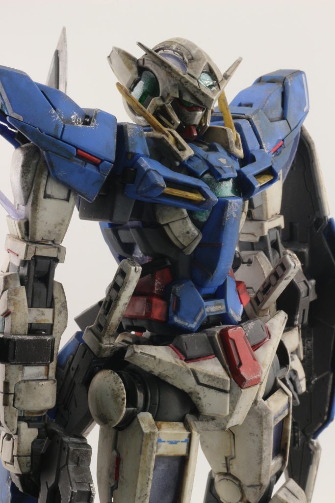 エクシアは何度も改修されて長く活躍した機体とい事もあり、汚れ塗装も良く似合っているかと思っております