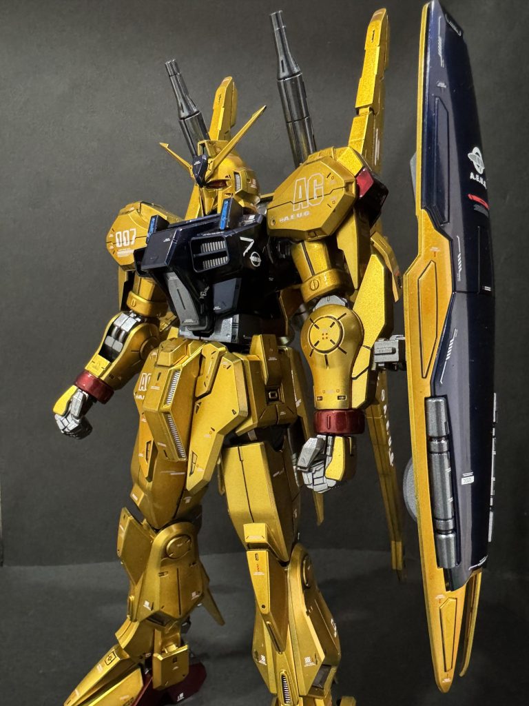 今回はただ「キャンディ塗装やりたいなー」「何でやろーかなー」くらいの軽い気持ちで、クワトロが百式から乗り換えた体裁の機体としてマークⅢに白羽の矢がたちました。