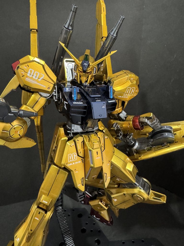 007は型番から。正史だと開発は中断されてしまったようですが、こちらの設定はブレックスなき後、シャアを名乗って演説したのは良いものの、真っ赤はまだちょっと…と大尉がワガママいうので百式で慣れた金色にした、というくらいの軽いif設定です。