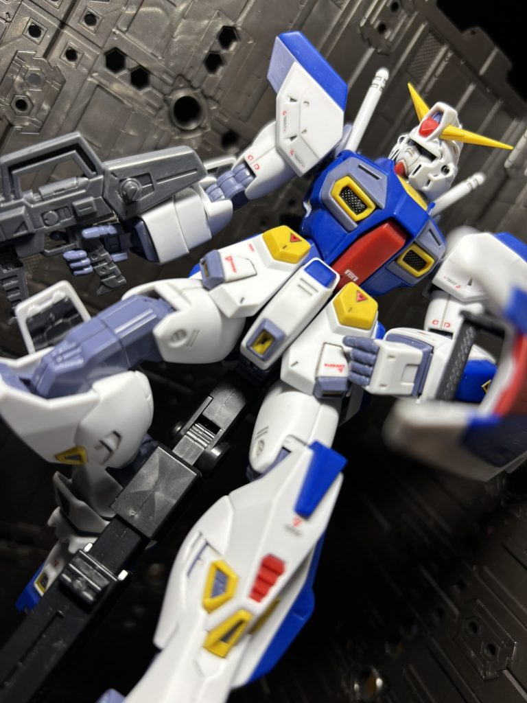 ヤスリがけをオリジン版ガンダムの時より少なくしていますが、パーツ数が多いMGをヤスリがけ仕上げするのはなかなか時間がかかりました(zaku-kao4)