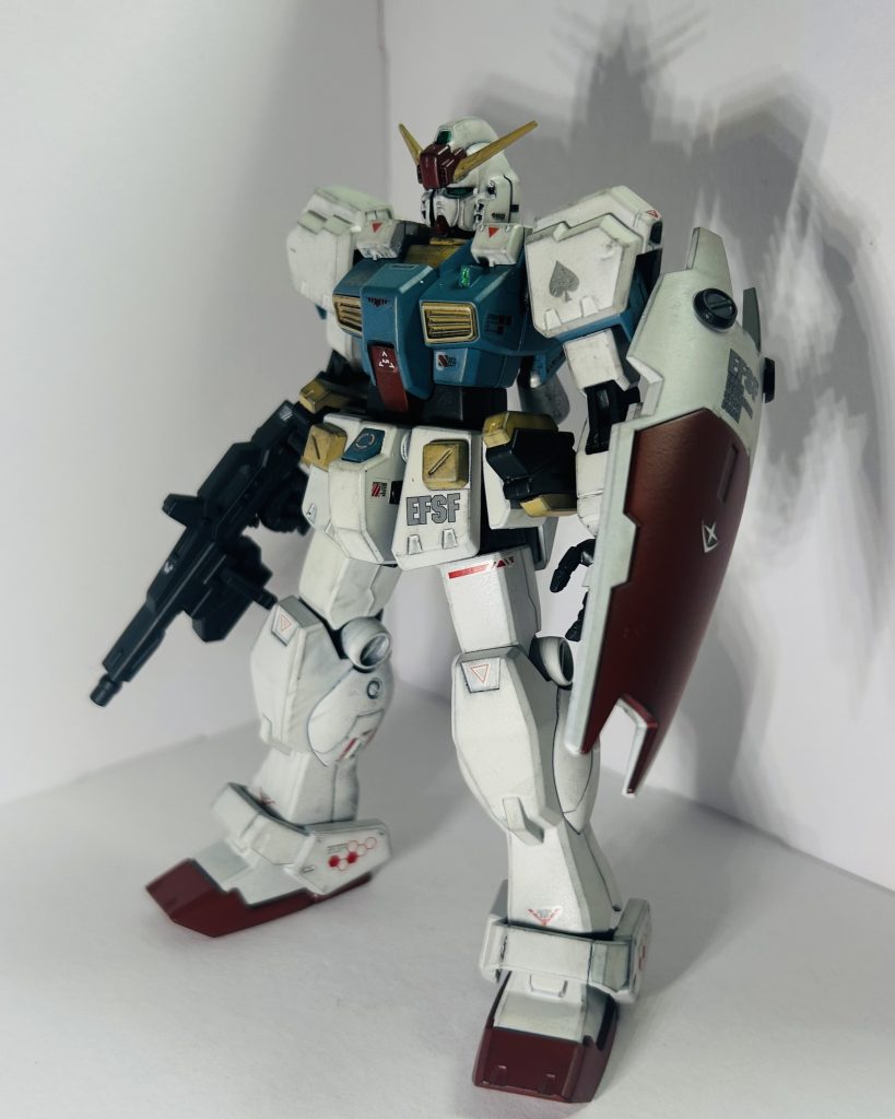 ちょっと前のつぶやきでかるーく触れた通り、盛った方以外の、あまりの方で作りました。基になったキットはヘイズル2号機、もしくはジムクゥエルです。当初はちょい盛りしたジムクゥエルって感じでしてたのですがね、HGのジムクゥエル……ガタイが強すぎる……！ってことでガンダムにしました。いや、ジムでもかっこいいんだけどね。こうなったらこうなったらで、ヘイズル予備機じゃね？ってのは禁句中の禁句。一応、フレーバーストーリーに補足すると、以前作ったハイザックの後(どのくらい時間が空いているかは決めてない)くらいのお話です。……ぶっちゃけストーリー間で整合性を取ろうなんか考えていませんがね……。まぁ、BB戦士とかのコミックワールド的な感じで読んでもらえればと。詳しくはハイザックのページにて(露骨な閲覧数稼ぎ)。