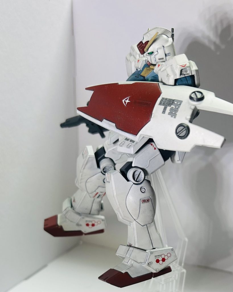 カラーリング。基本的にトリコロールをやりながら渋めなカラーリングを目指してます。カラーパターン的にはガンダムMk-Ⅱを参考に。白はインシグニアホワイト。青はインターミディエイトブルー。赤はダルレッド。黄はライトサンド。黒はジャーマングレイ。バーニアはアルミシルバー。あとは艶消し、シール、デカールで。デカールの大半は前回に引き続き、100均の物を使用しました。