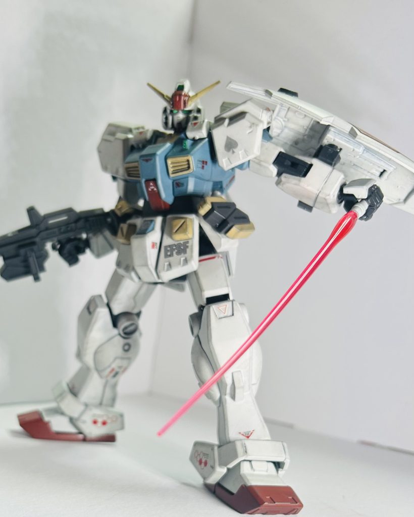 〜機体解説〜ヘーゼルHeight:18.1mWeight:40.8tTotal Weight:57.1tWeapon:ビームライフルビームサーベル多目的ランチャー　本機は試作実証機であるRX-78ガンダムの次世代発展量産機である。非常に高い水準の性能を誇る本機は、活躍の場を問わない真なる汎用機として名高い。それは長期間本機のパイロットをしている兵士がよく理解していることだろう。　本機の真価は瞬発的な性能にあらず、持続的な戦闘能力の維持である。とある関係筋の言葉であるが、その称賛の言葉は疑いようもない。　兵装の互換はさることながら、例え戦場において偶発的破損についても柔軟に対応可能な土壌があり、素早い戦線復帰に期待されている。更にはビームライフルをはじめとした標準兵装はその信頼性もさることながら、大型マガジンが標準装備であり継戦能力にも優れる。　本機こそが、現代のMS戦の要となり得るだろう。　なおヘーゼルと言うペットネームはテスト機時代の物を流用、そのまま定着したようだ。〜とあるミリタリー系パルプ誌より抜粋〜