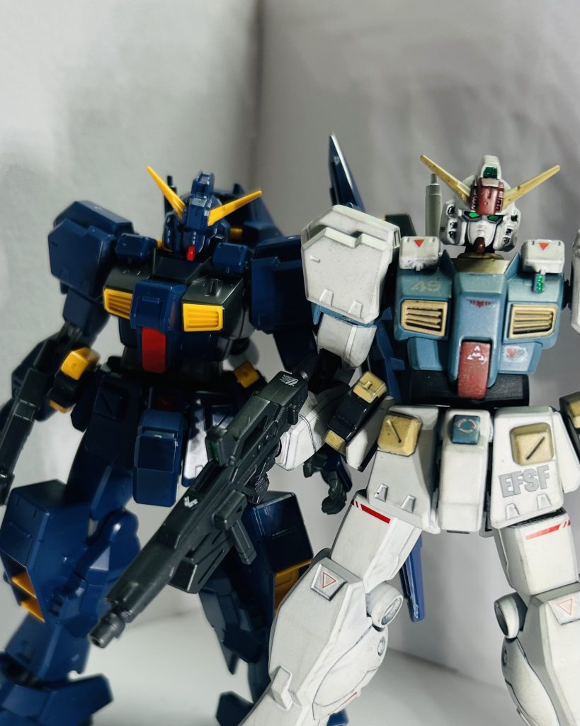 とりあえず制作です。今回も何と途中写真はありませぬ。代わりにヘイズル改の実戦配備の方を比較対象……になるかな……を持ってきました。頭部。正式量産機ってイメージをしてたので、シンプルなデザインのヘイズル予備機の方からチョイス。通常の方は作るイメージとしてはトサカが複雑なデザイン過ぎる……。ロッドアンテナは他のMSから整合性を考えるに過剰装備だと判断したので排除。胴体。当初ジムクゥエルと同タイプで考えてましたが、アーリーヘイズルを知ったせいでヘイズルと同タイプに。おのれアナハイムめ！コレはコレで2号機と被る事になったのはナイショ。一応抵抗として加工としてはコクピットブロックを被さっている方をジムクゥエル、下をヘイズル改のタイプで組み合わせて使っています。ほんのりガンダムMk-Ⅱっぽいを感じをイメージしました。あと、首元、お腹で1mmプラ板で計2mm延長してます。腕部。ヘイズル系統を作る上で一番のネックポイントだと思います。……ハメ殺しが多いんだココ……。しかも分割めっちゃ目立つ場所だし。肩アーマーをC字に切り欠いて後ハメやら、肩から二の腕の分割線をどうにか段差を作って誤魔化したり、前腕部も後ハメできるようにカットしました。まぁ、この辺はそれをやってる人は多いし詳しいので、細かい説明は割愛です。