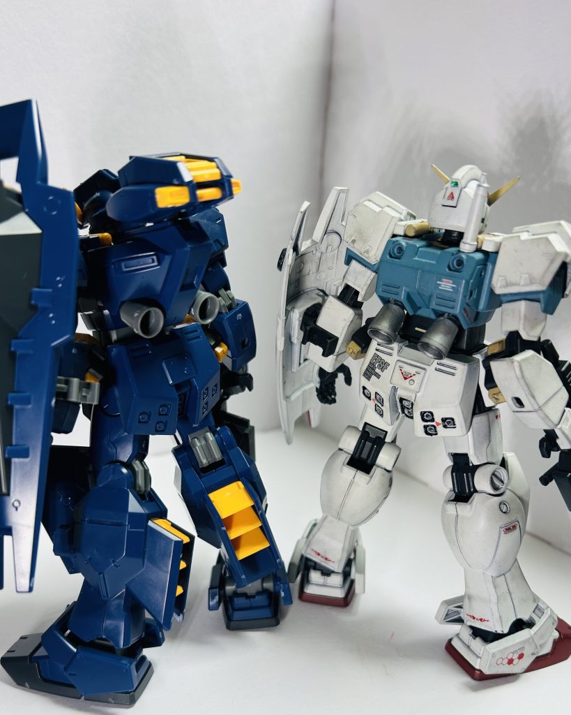 バックパック。ジムクゥエルの物を使用しました。やはりシンプルイズベストで。他の候補としては旧HGUCのガンダムMk-Ⅱ、無加工で付くコイツも正直捨て難かったケド、没個性を磨く上でMk-Ⅱは主張が強いと感じた為前者にチョイス。……ヘイズル・ケルデルクとかあるのね……しらそん……。おのれアナハイムめ……！武器。武器はMk-Ⅱのものを加工して使用。ライフルのマガジンをヘイズルの二連マガジンに変更して、元キットの銃身を紛失していたので他キットのビームサーベルからでっち上げました。コレによりロングビームサーベルかジュッテみたいな感じにもできるようになりました。使いやすいとか、実用性があるのかとかは知らない。ビームサーベルはキットそのまま。二連マガジンはヘイズル系のキットに付いているのを、裏側をクリアレジンで埋めて使用しました。