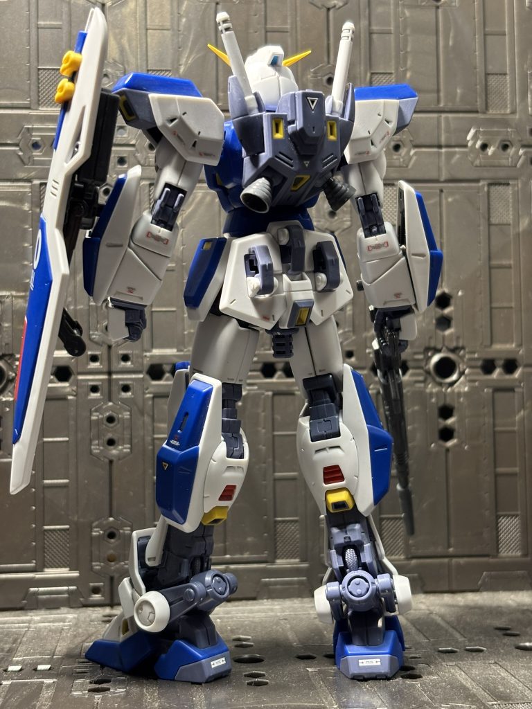 F90に関しては子供の頃旧キットを買って作っていた思い出深いガンプラです。旧キットは増装ウェポンが同封されてたり、胴体や脛部分のカラーリングが最初から色分け?別の色のプラスチックをはめ込み?されていたり中々豪華な仕様のキットでしたが、MG F90は造形が進化しており、このキットもバンダイさんの技術力の進化が窺い知る逸品だなと感じました(zaku-kao2)