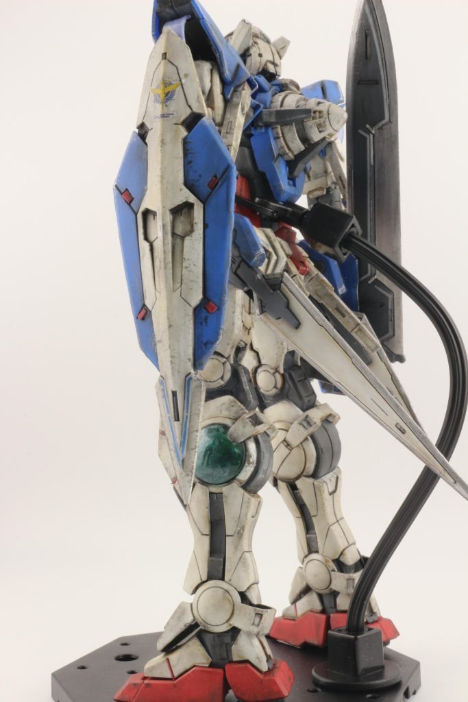 刃の部分は、黒サフの上から水性のシルバーを塗布しています