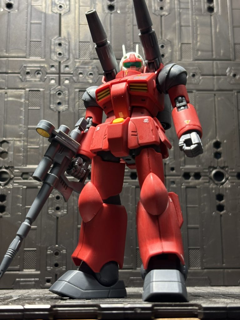 ヤスリがけも800番まで使ってるところもあれば600番で終わっている所もあります。グレーの部分がかなりヤスリがけの跡が目立っているので後々綺麗に仕上げるかもしれません。(デカールは犠牲になりますが(zaku-kao4)