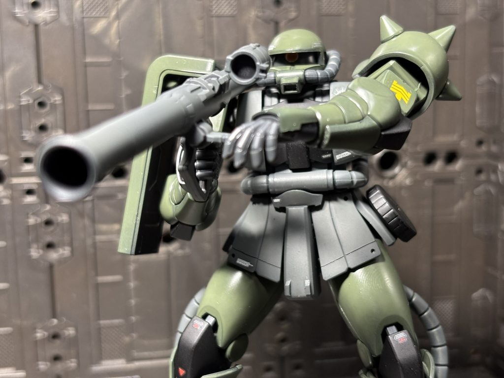 モノアイ用の穴を結構上側に開けてしまったため視線が上目になってますね。もう少し下に開けても良かったかな(zaku-kao4)