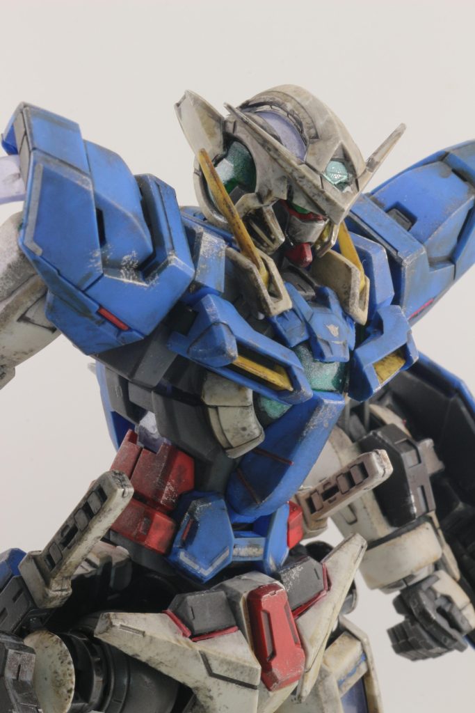 ツインアイはHIアイズを使用して立体化。水性シルバーの上からエナメルのクリアグリーンで塗装