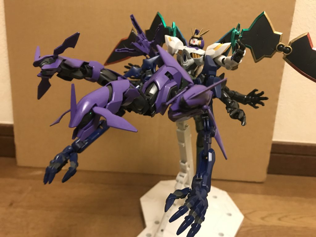 サブアーム×6胴体下部に接続された6本の副腕であり、脚部を持たない本機は、これを支えとして着地する事もできる。大型アーム普段は折り畳まれており、攻撃時には展開して伸縮可能。大型だけあって凄まじいパワーを誇り、巨大戦艦すらもパンチ一発で破壊できるほど。小型アームとは違ってビームバルカンは持たないが、掌から「巨大なビーム弾を放つ」機能を有しており、威力もナノラミネートアーマーを破壊できるほどに凄まじい。小型アーム基本的には本体の左腕と殆ど同じもの。それらの掌には、ビームサーベル発振機能を備えたビームバルカンを内蔵しており、ビームバルカンとしての威力もナノラミネートアーマーすら蜂の巣の如く穴を開けるほど。さらに、胴体下部に接続されている関係上、真下からの攻撃にも対処可能となっており、阿修羅を彷彿させるこの腕もまた、本機の凄まじい攻撃能力を堅持している。ヘルゲヘナヘッドキングギドラのような3つの頭部ユニットの名称であり、これも攻撃手段として機能する。顎部には、本体の左腕と同じくビームサーベル兼ビームバルカンとしての機能を有するが、こちらの威力は更に桁違いに高く、いずれもナノラミネートアーマーやPS装甲をも破壊可能としており、バルカン時には一発直撃するだけでも戦艦をも轟沈させてしまい、サーベル時にも戦艦数隻を一度に両断するほど。さらには、連射性を犠牲にして極太レーザーを放つ事が可能で、その最大出力で放った際の破壊力はスペースコロニーさえも焼き尽くすほど。