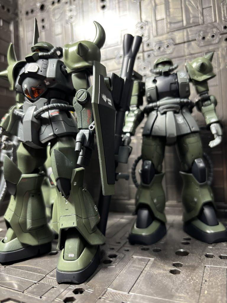 最後に隊長機グフ、僚機ザクⅡ×2の図以下わたしの妄想設定です(zaku-kao2)部隊名『アグレッサー』密林での戦闘を得意とし、僚機ザク二機の奇襲射撃により混乱した敵部隊に隊長機であるグフが接近し撃破制圧する戦法を主に利用する。特に隊長グフに搭乗するパイロットは遮蔽物が多い場所での戦闘を得意とし、ミノフスキー粒子の影響で有視界戦闘が主となっている現代戦において敵に気付かれる事無く近づき接近戦にて敵を圧倒する姿には『ティガー』の二つ名で呼ばれる事となる。主な主戦場はヨーロッパ、ロシア、アジア地域となり森林地帯での戦闘では目覚ましい戦果を挙げる。79年11月7日より連邦軍の犯行作戦『オデッサ攻略作戦』が開始され『アグレッサー』部隊も遊撃防衛のため最前線へと配置される。11月9日作戦はジオン軍の敗北に決し、苛烈な防衛線を生き延びるも将兵退却のため殿を務めた等部隊は最後の補給を受け再び戦場へと戻る。撤退戦後、彼らを含む殿を務めた部隊はそのほとんどが帰還することなくMIA判定となっている。妄想設定ここまでヾ(*´∀`*)ノ昨年末よりジオン軍小隊を作ってしまえたので次は連邦系に移ろうか考えてますが、年末に買ったホビーハイザクとサイコ・ドーガが気になって仕方ないのでそっちを作るかもしれません。ウイングコン用にRGのウイングガンダムやトールギスも準備しているんですが部品点数の多さとパーツの細かさに手を付けにくい状態なんですよね~(zaku-kao4)今回も最後までご覧いただき有難うございましたヾ(*´∀`*)ノ