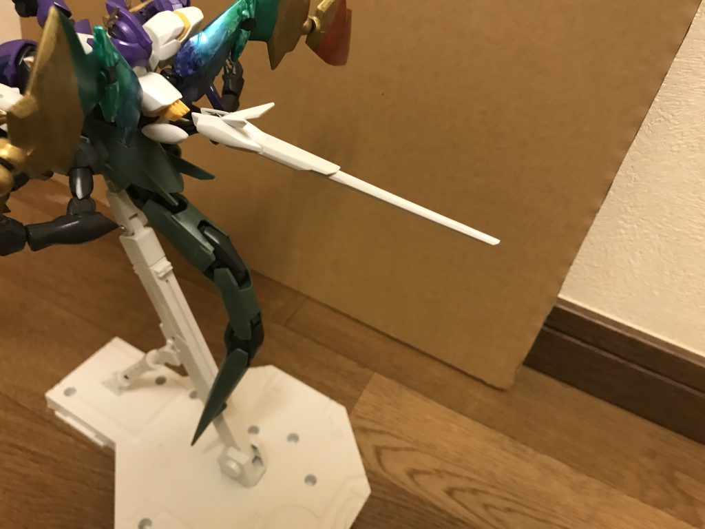 ベリアルキャノン腰背部に1門装備されている尻尾状のビーム砲。設置箇所の関係上、前方へは腋の間か頭上から向けられる。背後の敵機に対しては、不意を突く等の使い方も可能。こちらも、ナノラミネートアーマーを貫通するほどの威力を有する。ベリアルスピナー腰背部に1基装備されている頑丈な尾。先端が槍のように鋭くなっており、打突武装として使用される。PS装甲すらも貫通・粉砕できる威力を有する。