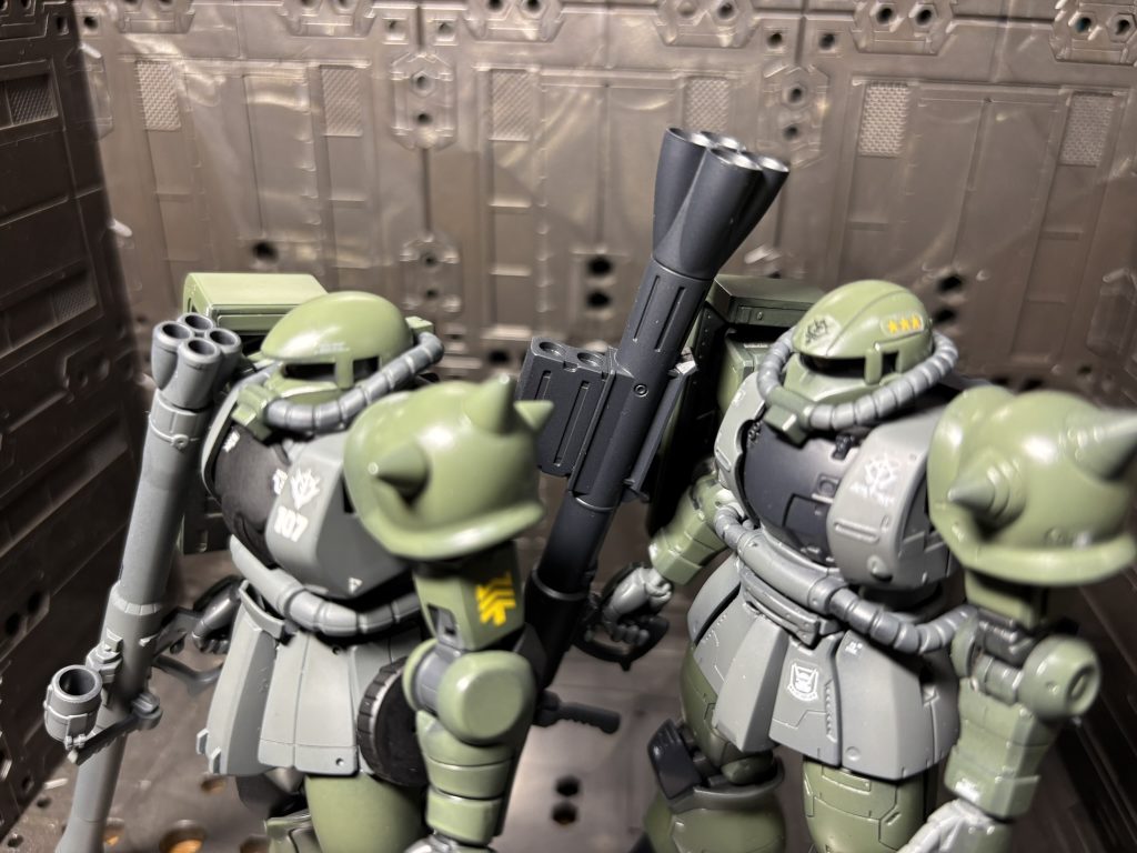 オリジン版ザクと並べてみるとやっぱり細かな部分で違ってますね~頭部も若干オリジン版のがずんぐりしてるように感じるのは自分だけですかね?(zaku-kao4)素の情報量の多さはやはりオリジン版に軍配が上がりますね~